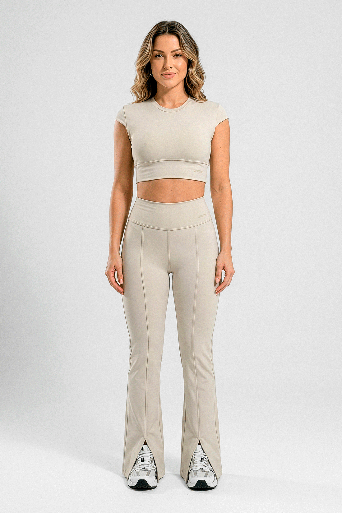 LEGGINGS FLARE BEIGE CON ABERTURA Y COSTURAS RVC