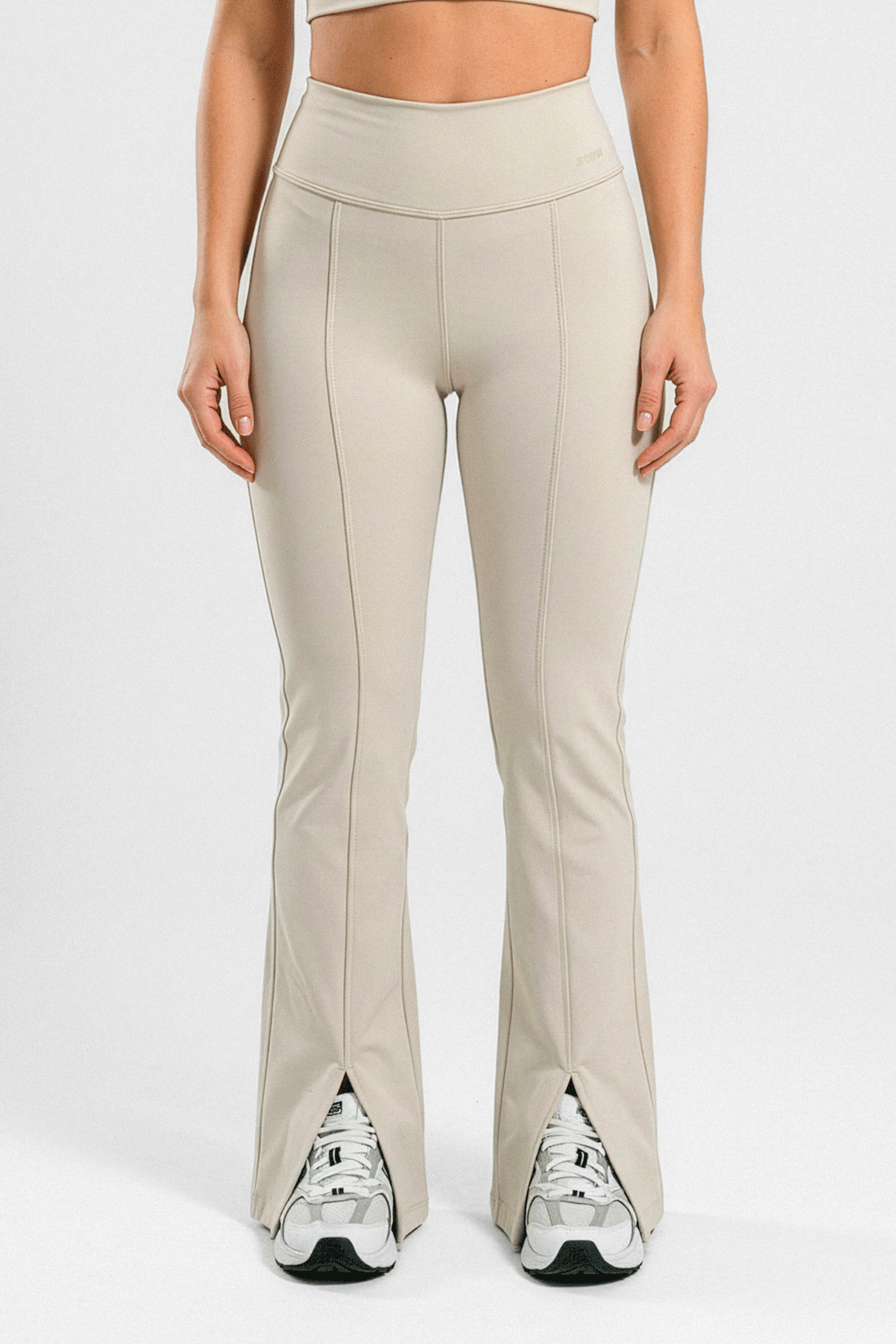 LEGGINGS FLARE BEIGE CON ABERTURA Y COSTURAS RVC