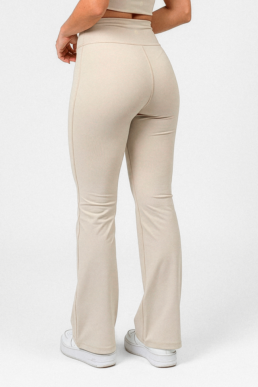 LEGGINGS FLARE BEIGE CON ABERTURA Y COSTURAS RVC