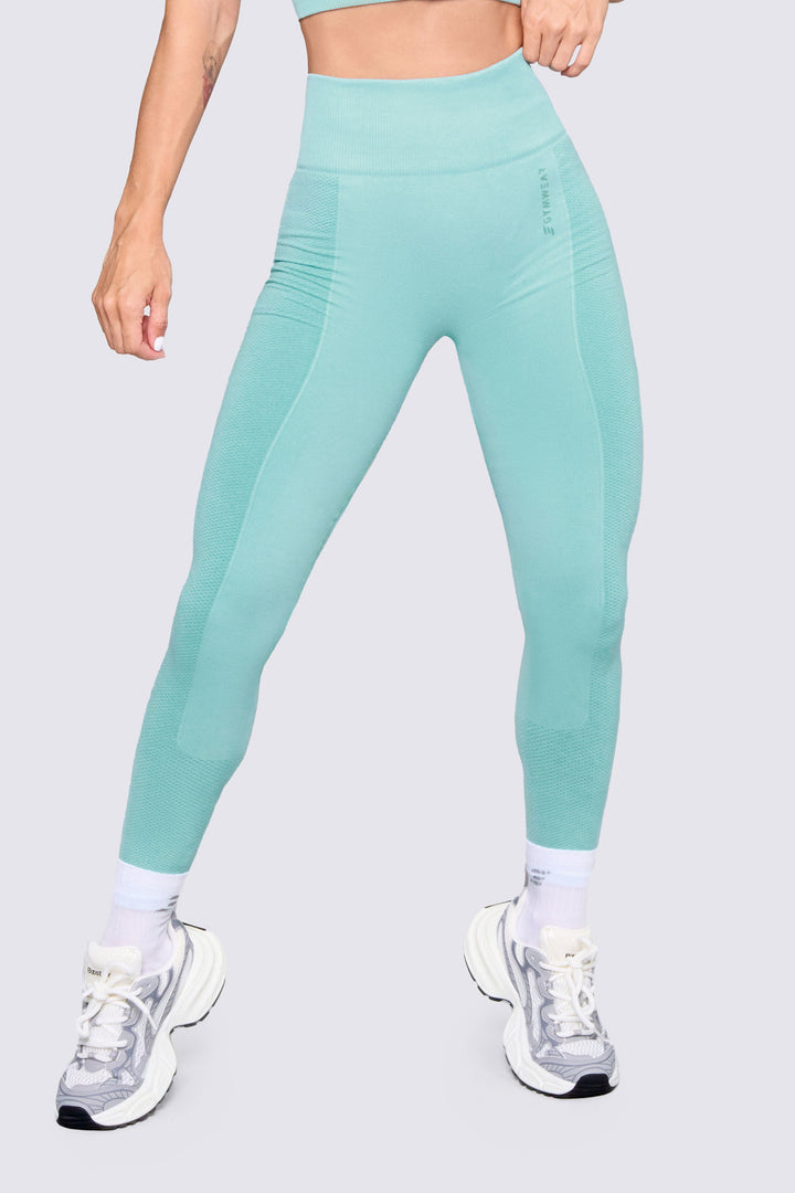 LEGGINGS DE MUJER SEAMLESS COLOR VERDE, CON SILUETA AJUSTADA Y REALCE DE COLA.