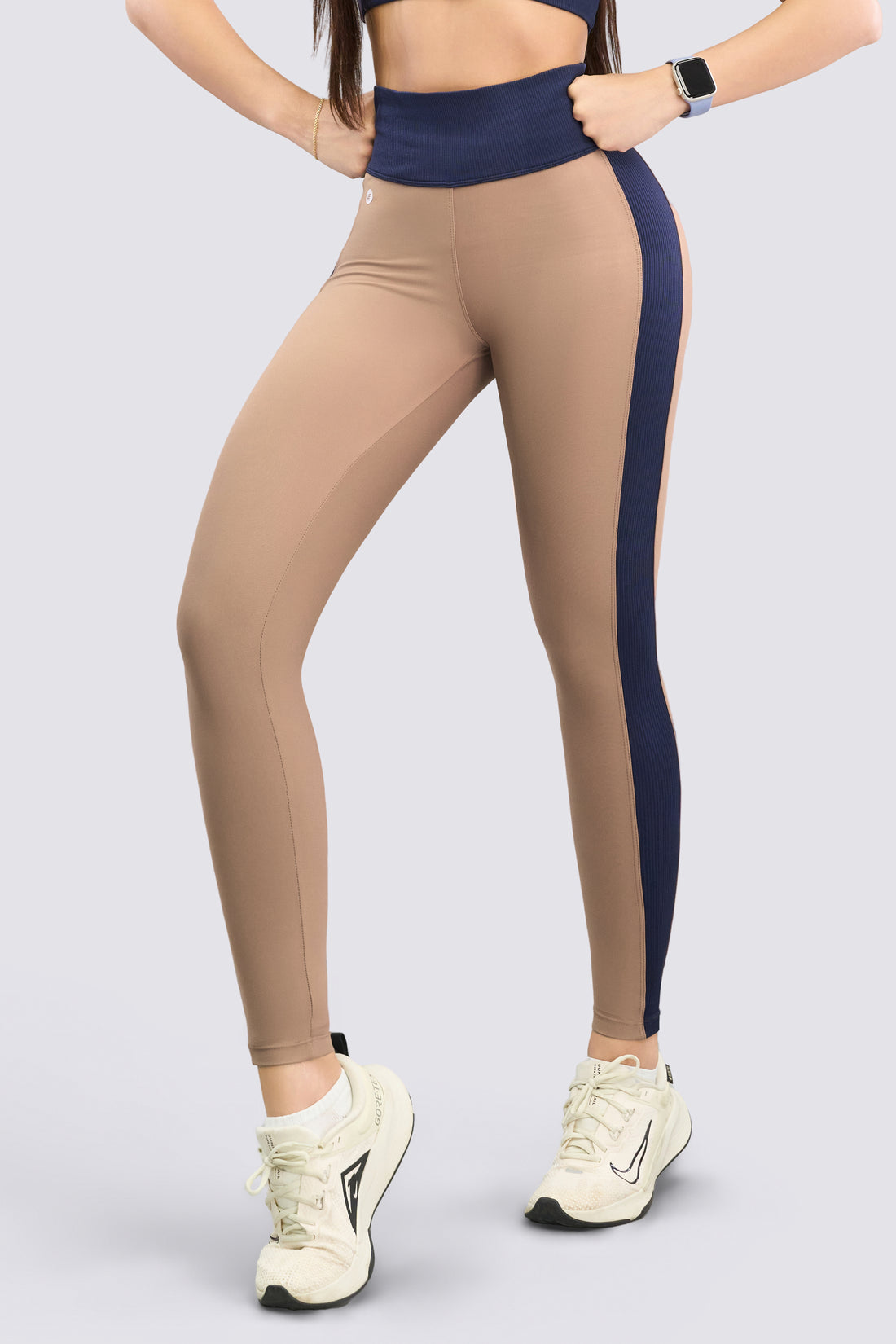 Leggings bicolor mocca y azul marino acanalado, de ajuste perfecto que estiliza de forma suave y cómoda. 