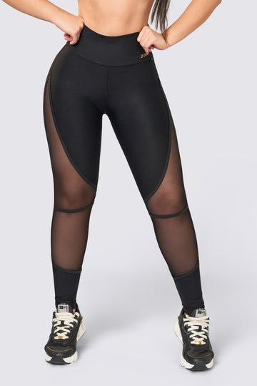 Lggings deportivo negro, con mallas incrustadas flexibles y resistentes. 