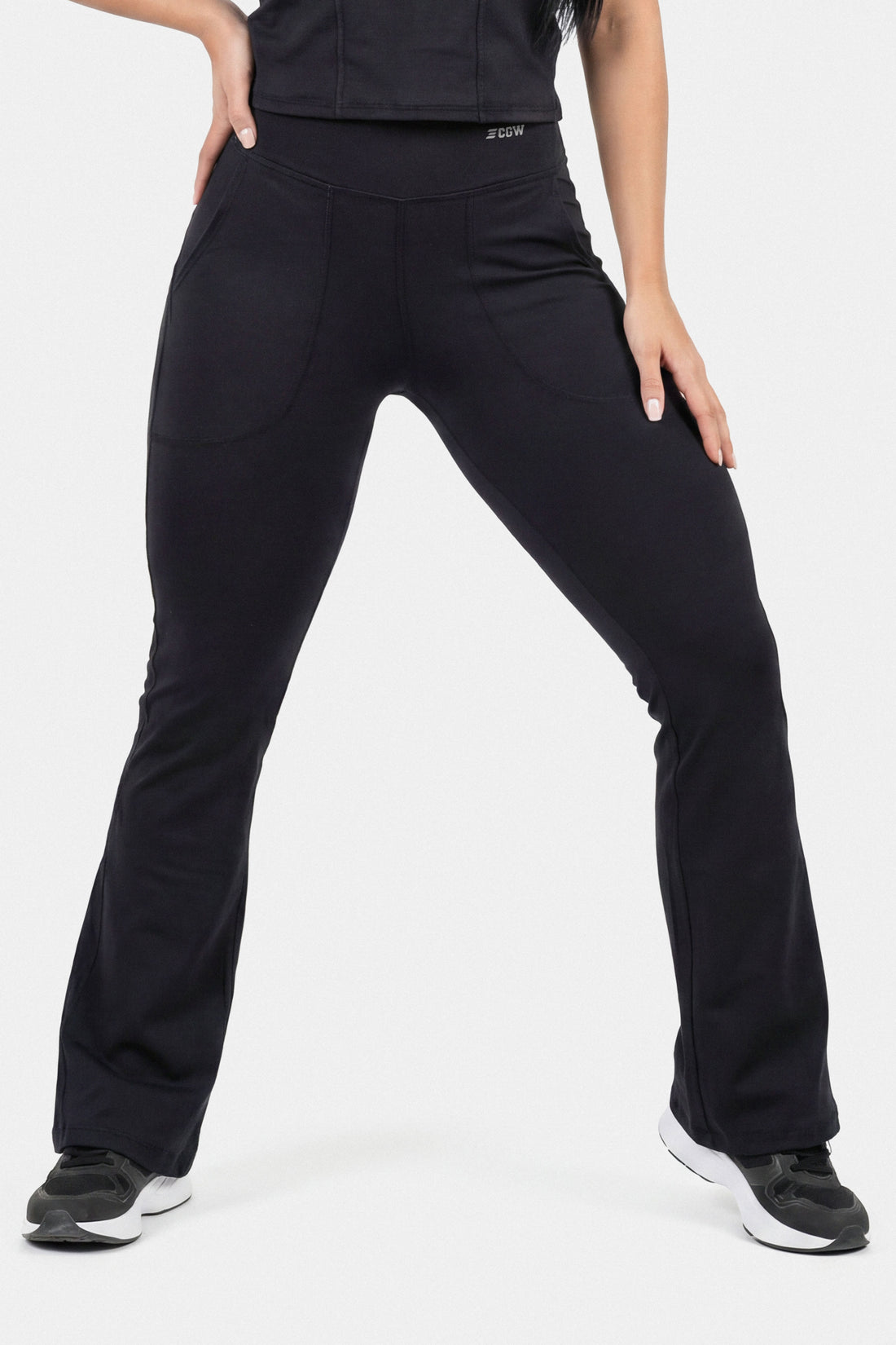 Pantalón negro bota recta con bolsillos funcionales, pretina alta y ajuste cómodo. 