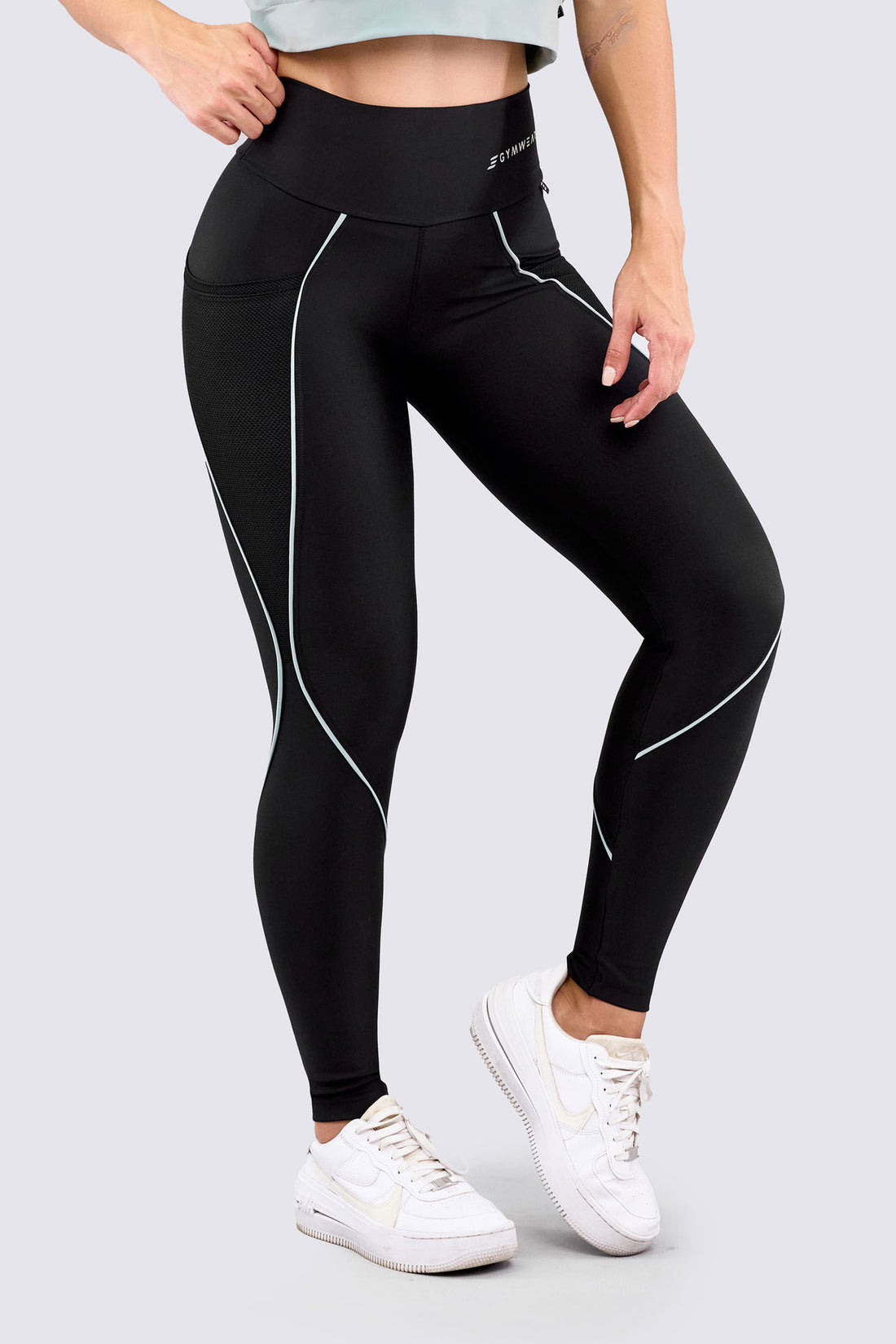 LEGGINGS DEPORTIVO PARA MUJER EN COLOR NEGRO, CON VENAS EN COLOR VERDE, Y BOLSILLOS LATERALES.