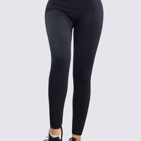 Leggings color en negro con textura que disimula la celulitis, pretina ancha que comprime el abdomen. 