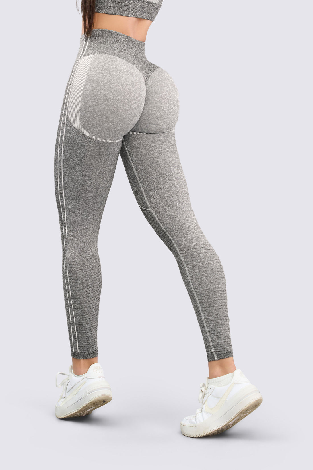 Leggings seamless color gris, con detalles color blanco, con detalles que armonizan la figura. 