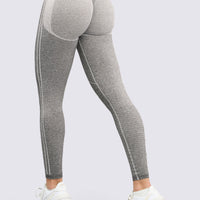 Leggings seamless color gris, con detalles color blanco, con detalles que armonizan la figura. 