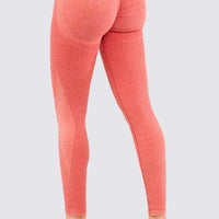 Leggings color coral, con arrunche en cola, textura y sombras para realzar tu figura.