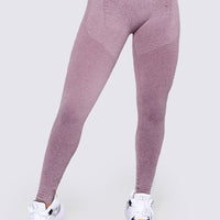 LEGGINGS SEAMLESS COLOR MORADO, CON COMPRESIÓN EN ABDOMEN Y COMODIDAD A LA HORA DE ENTRENAR. 