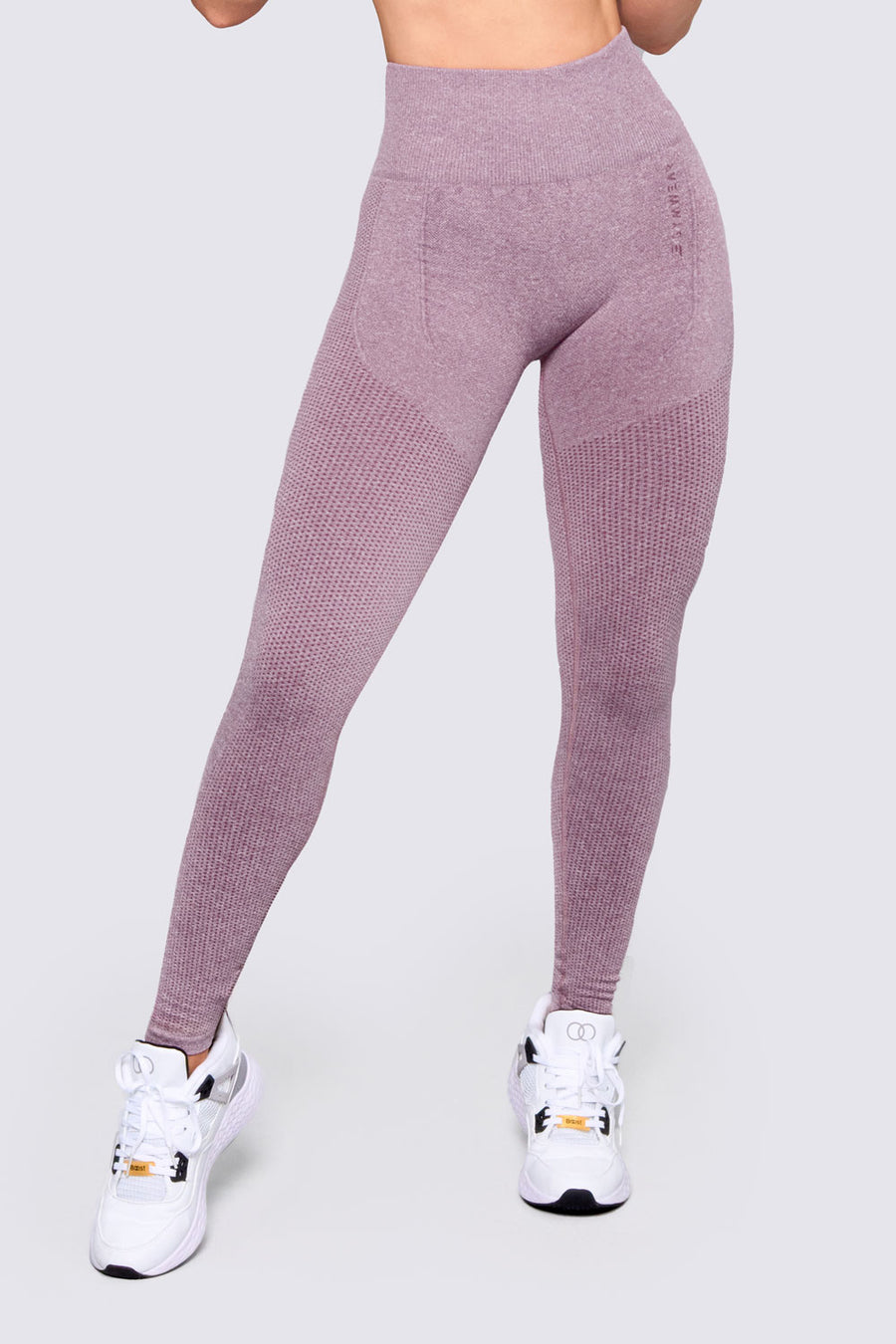 LEGGINGS SEAMLESS COLOR MORADO, CON COMPRESIÓN EN ABDOMEN Y COMODIDAD A LA HORA DE ENTRENAR. 