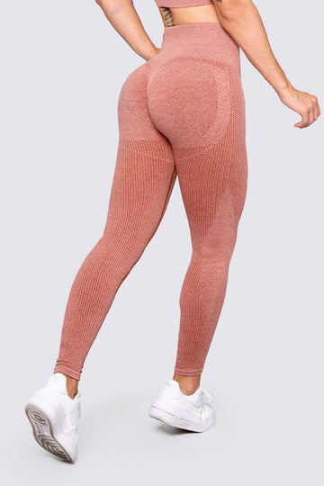 LEGGINGS COLOR TERRACOTA CON REALCE DE GLÚTEOS, TE BRINDAN APOYO Y CONFIANZA A LA HORA DE REALIZAR EJERCICIOS. 