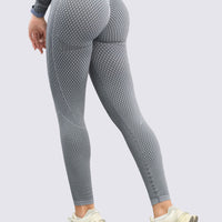 Leggings seamless color gris texturizado, con patrón de líneas, push up y efecto moldeador. 