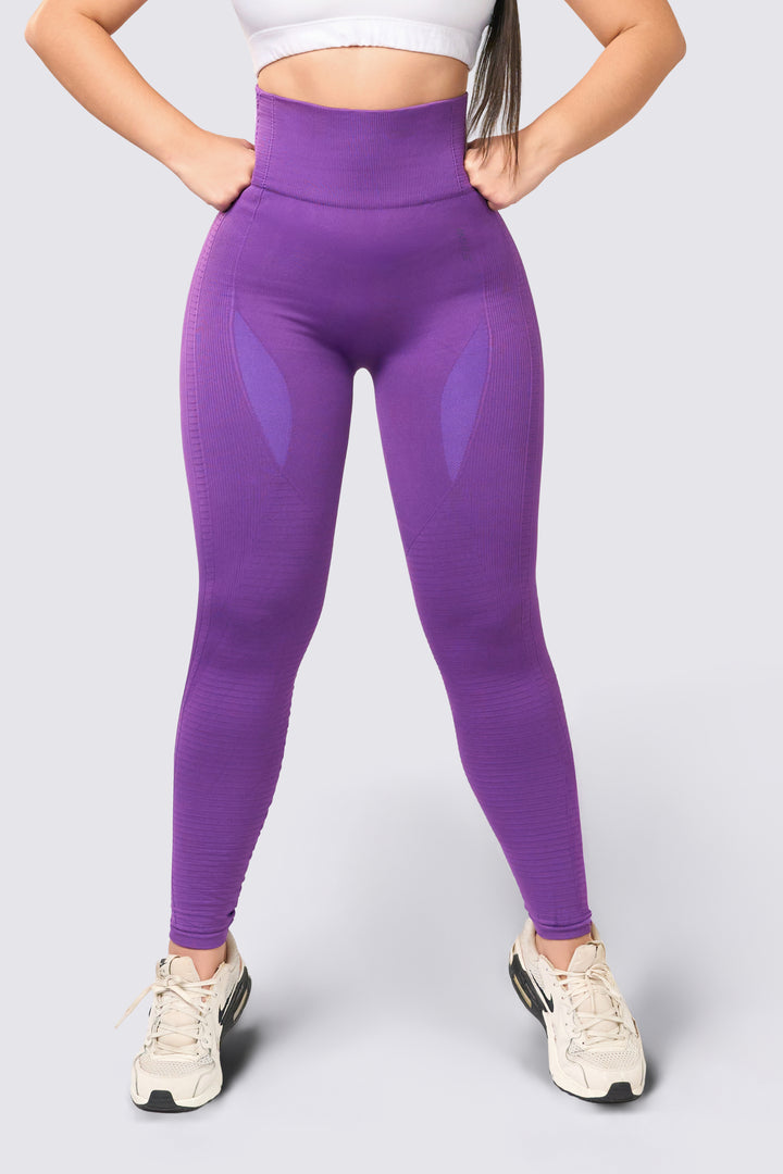 Leggings deportivo seamless color purpura con arrunche en los glúteos. 