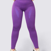 Leggings deportivo seamless color purpura con arrunche en los glúteos. 