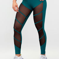 LEGGINGS COLOR VERDE CON DISEÑO EN LA PARTE FRONTAL.