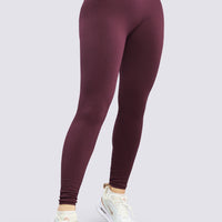 Leggings color vinotinto, texturizado que disimula las celulitas, pretina ancha que brinda soporte. 