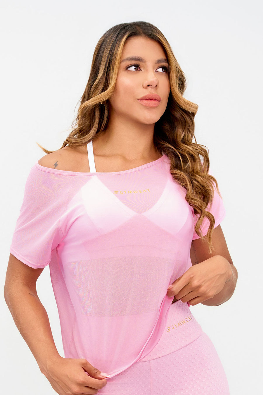 MALLA DEPORTIVA DE MUJER COLOR ROSADO, SILUETA AMPLIA CON TELA TRANSPIRABLE. 