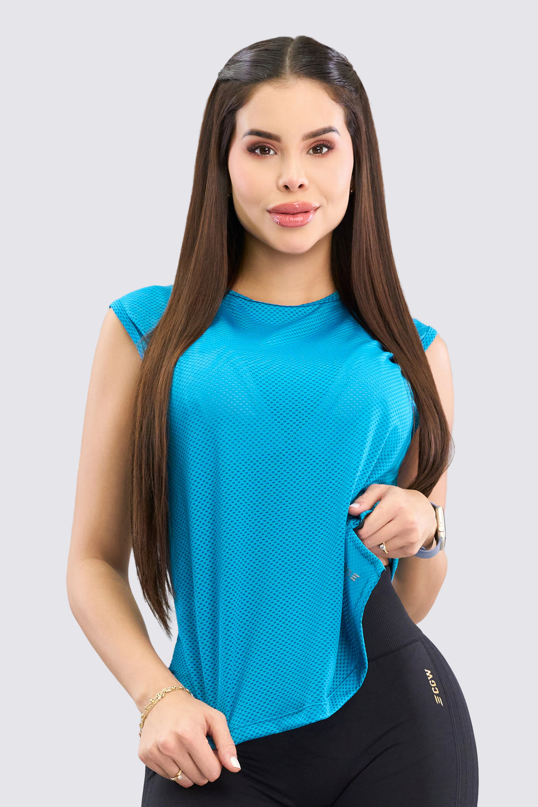 Camiseta manga sisa color azul, con tejido tipo mesh, de sensación fresca y ligera. 