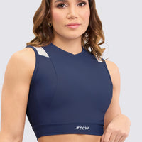 Croptop deportivo color azul marino, con paneles de malla en hombros y en espalda, suave al tacto y con protección solar. 