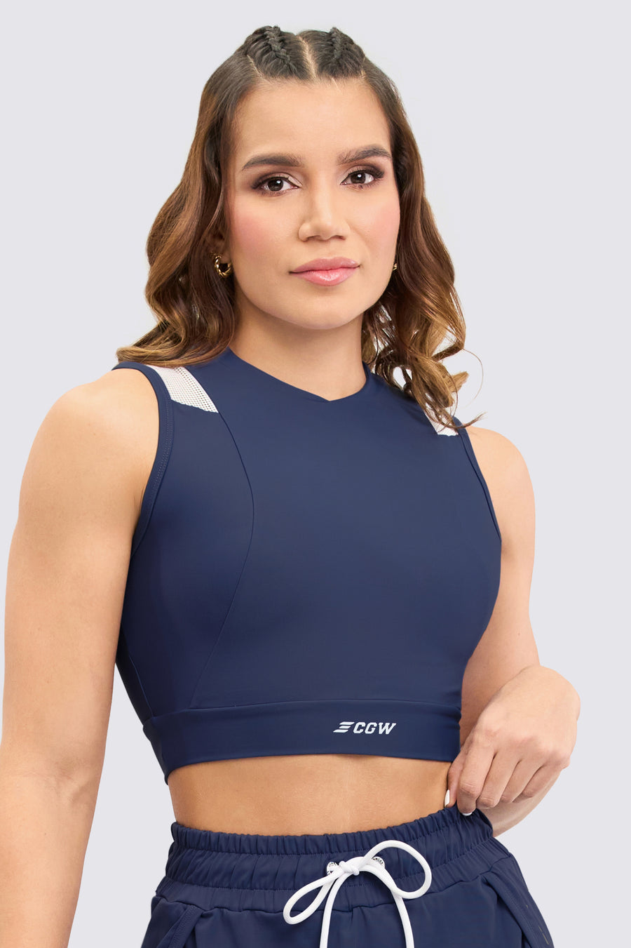 Croptop deportivo color azul marino, con paneles de malla en hombros y en espalda, suave al tacto y con protección solar. 