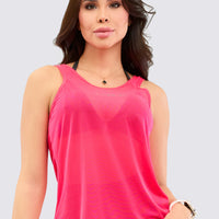 Malla deportiva color fucsia, sin mangas y estilo holgado, con tirantes cruzados en la espalda. 