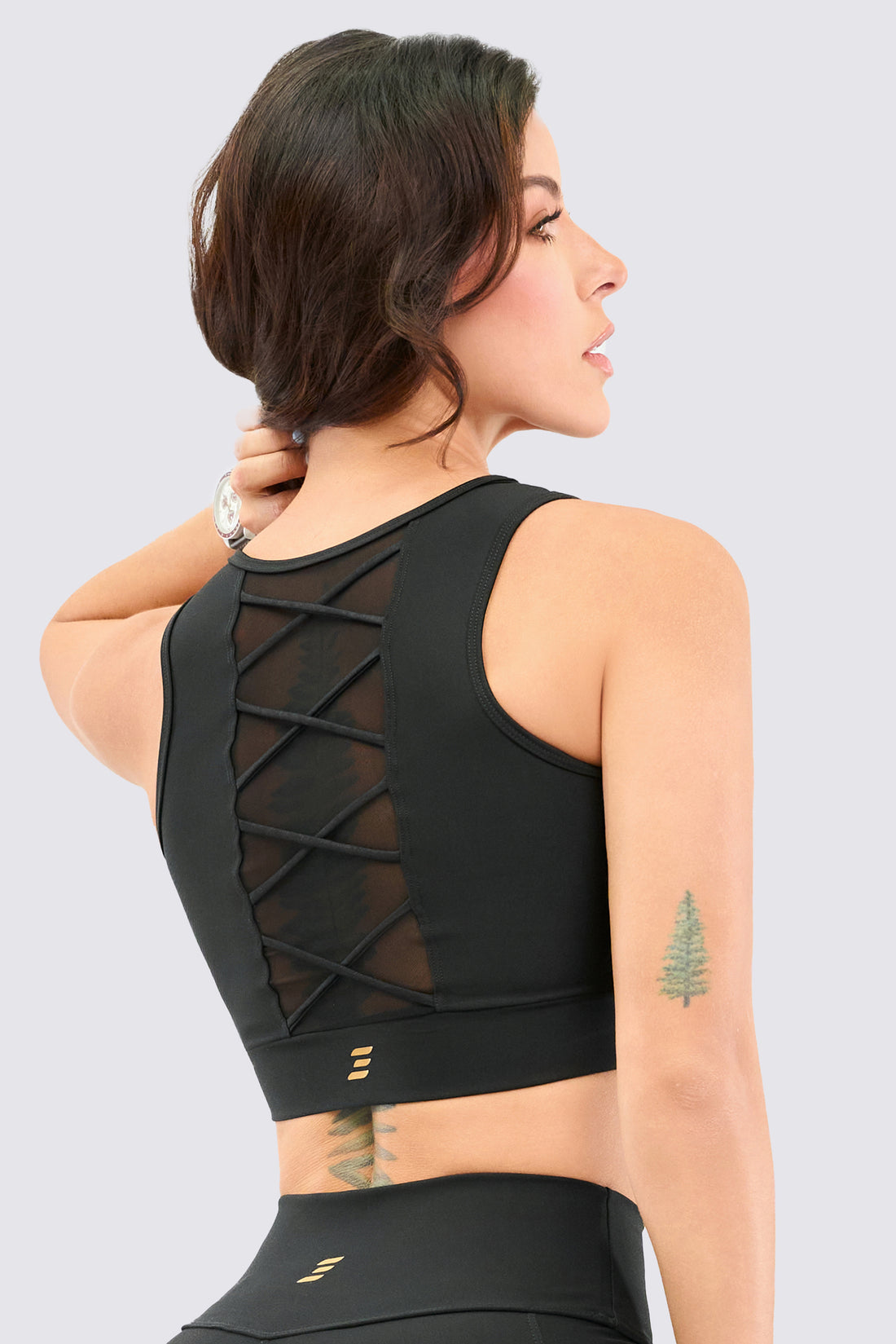  Top deportivo color negro, diseño en espalda en malla cruzada que agrega un toque sofisticado y ayuda a la ventilación durante los entrenamientos. 