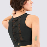  Top deportivo color negro, diseño en espalda en malla cruzada que agrega un toque sofisticado y ayuda a la ventilación durante los entrenamientos. 