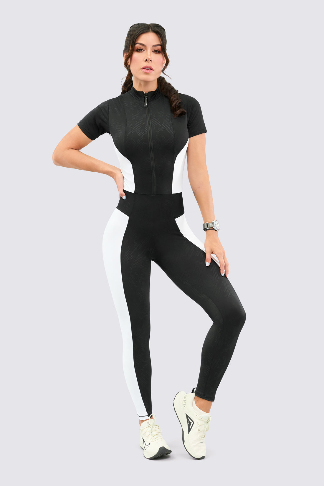 Enterizo deportivo color negro, con cierre frontal, diseño que mejora la silueta.