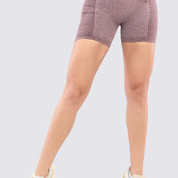 Short deportivo color cerezo oscuro, con sombreado que estiliza tu figura. 