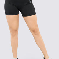 Short deportivo color negro, sin costuras, tiro alto, pretina de compresión abdominal. 