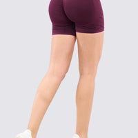 Short deportivo vinotinto, de tiro alto, con patrón de puntos que estilizan la figura. 