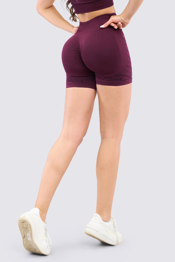 Short deportivo vinotinto, de tiro alto, con patrón de puntos que estilizan la figura. 