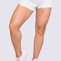 SHORT COLOR BLANCO CON CORDON AJUSTABLE, PERFECTO PARA RUNNING. 