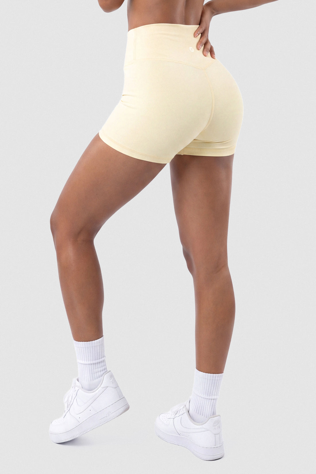 SHORT ESENCIAL AMARILLO MANTEQUILLA ALTA COBERTURA PPC