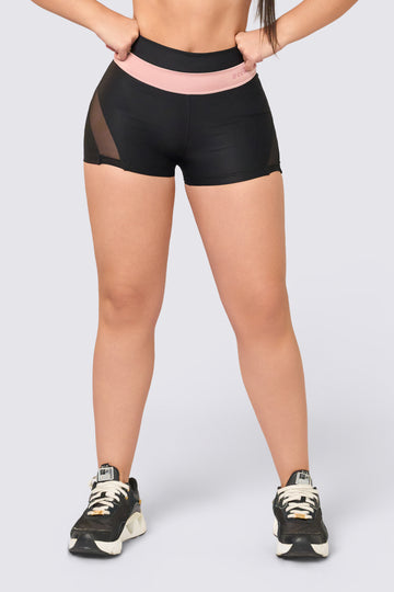 Short deportivo, color negro con detalles en palo de rosa y mallas laterales. 