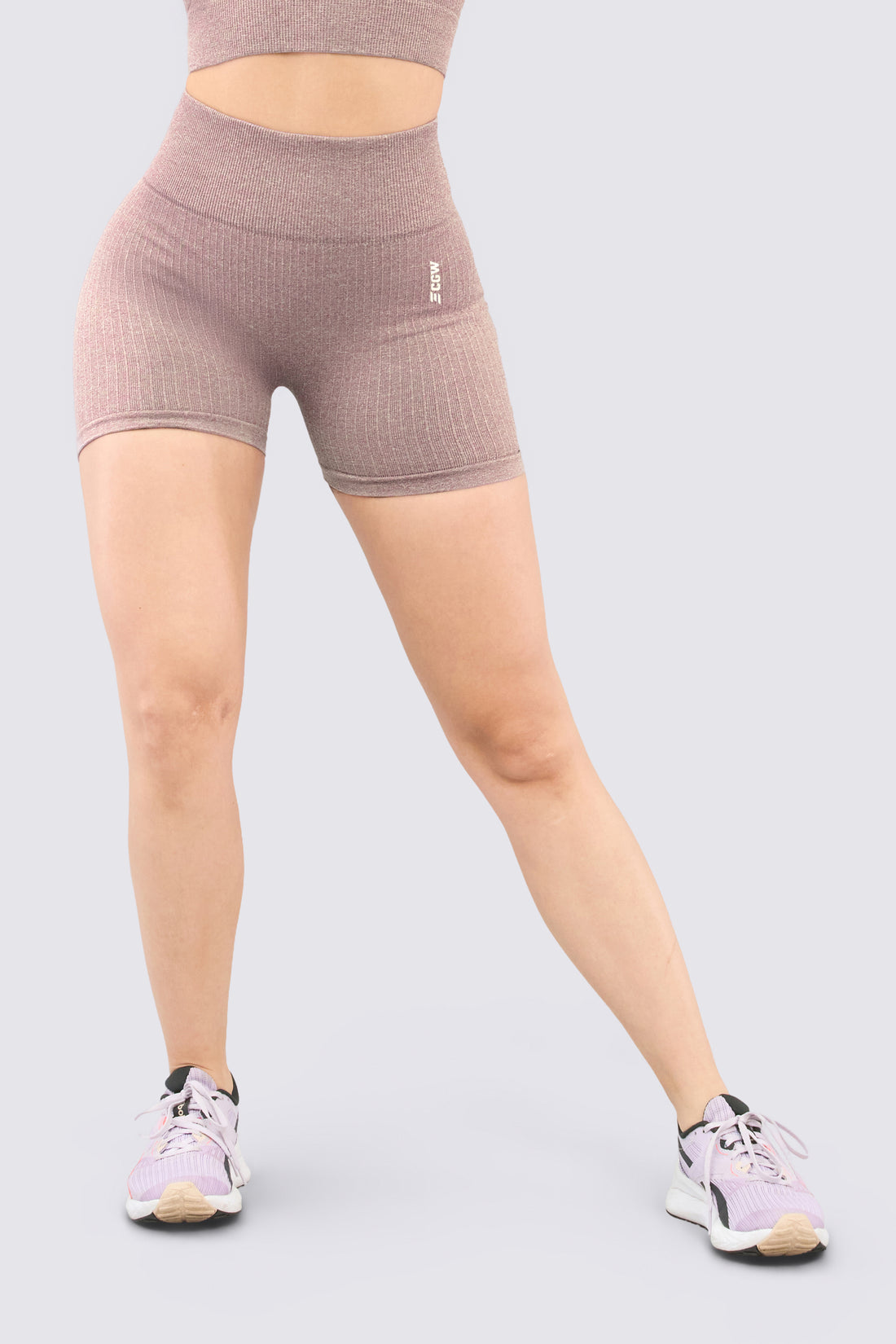 Short deportivo color palo de rosa, con push en glúteos, textura seamless acanalada, pretina alta y ajuste perfecto. 