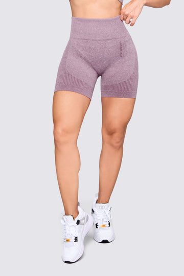 Short deportivo sin costuras color mora, con arrunche en los glúteos para crear un efecto de levantamiento y estilizar la figura. 