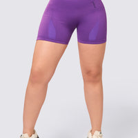 Short seamless color purpura, con arrunche en glúteos, de tiro alto y ajuste perfecto. 