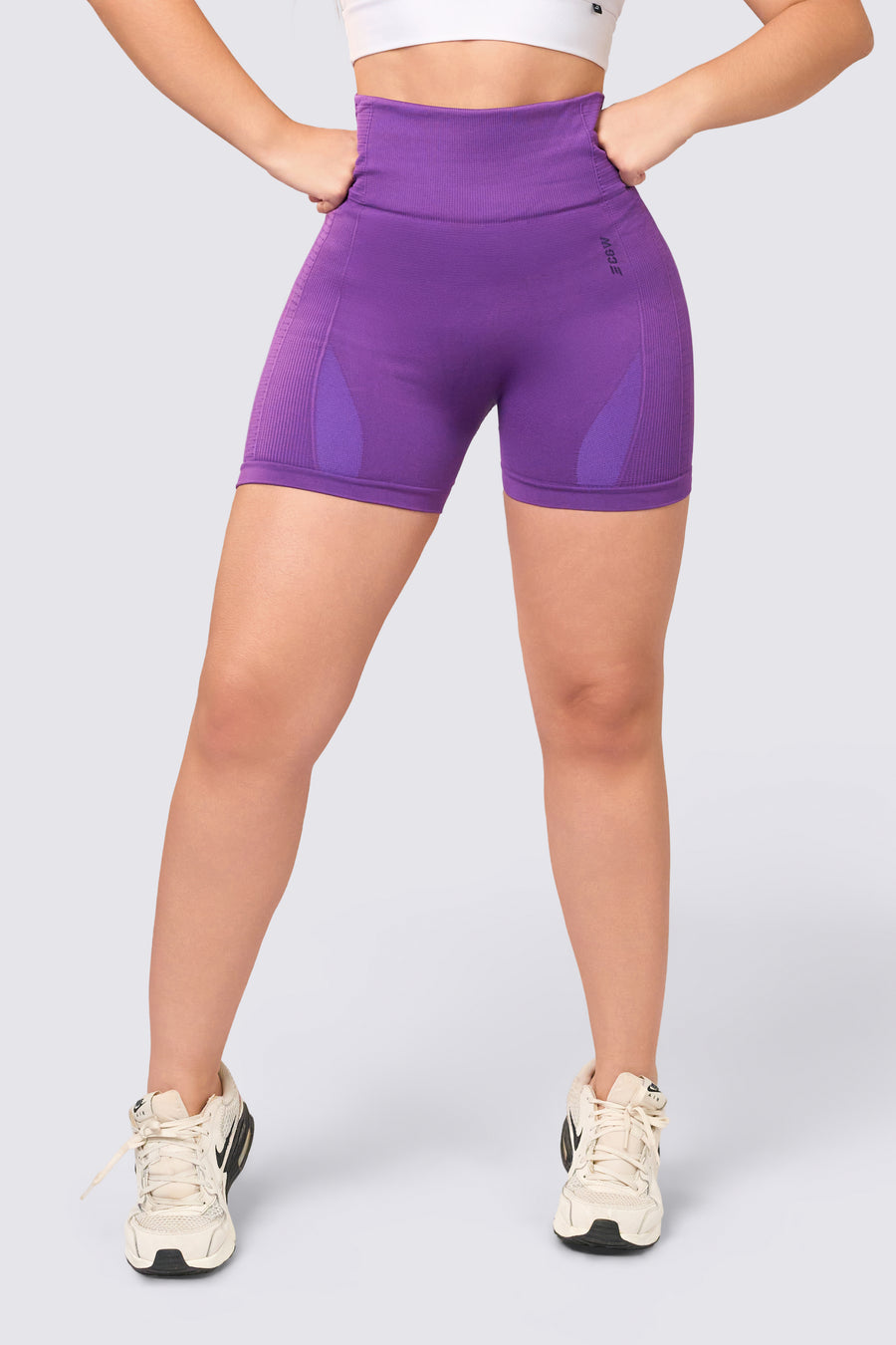 Short seamless color purpura, con arrunche en glúteos, de tiro alto y ajuste perfecto. 