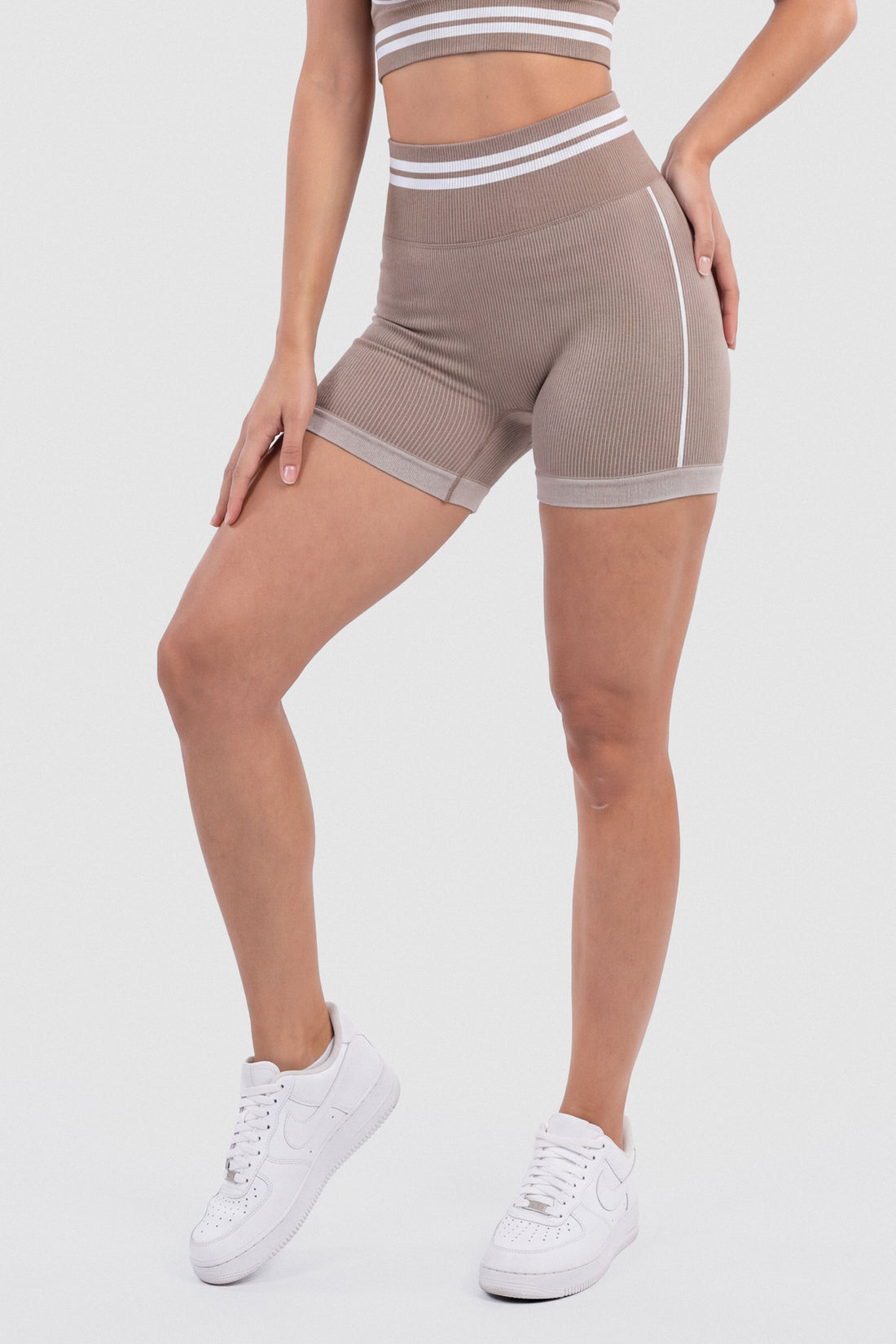SHORT MOCCA PRETINA ALTA Y FRANJAS BLANCAS PPC