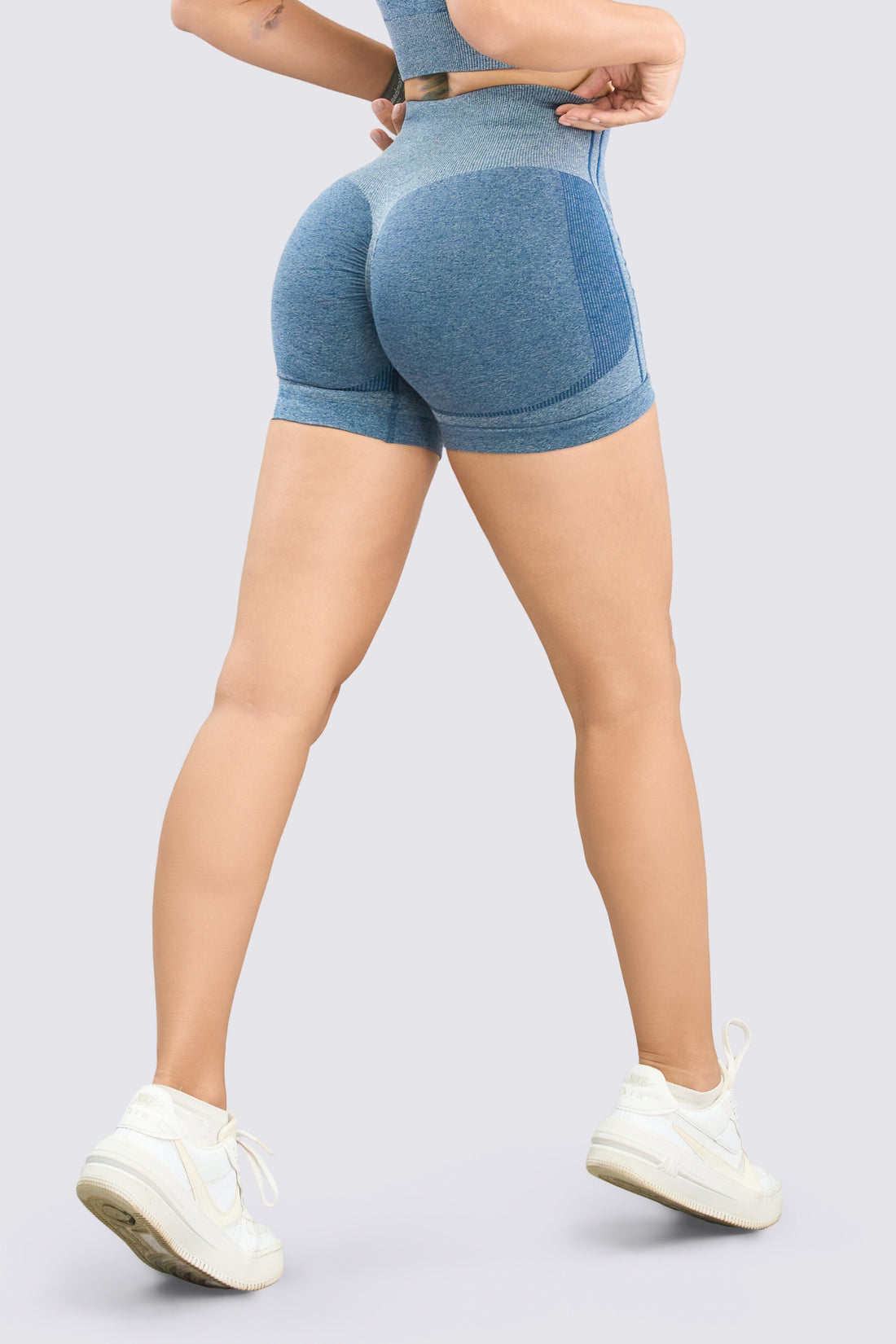 Short seamless color azul, con paneles de diseño anatómico, push up en glúteos y efecto anticelulitis. 