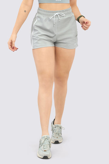 Short running color gris, con pretina ajustable y cordón. 