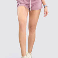 Short running color palo de rosa, pretina ajustable con cordones, bolsillos laterales funcionales. 