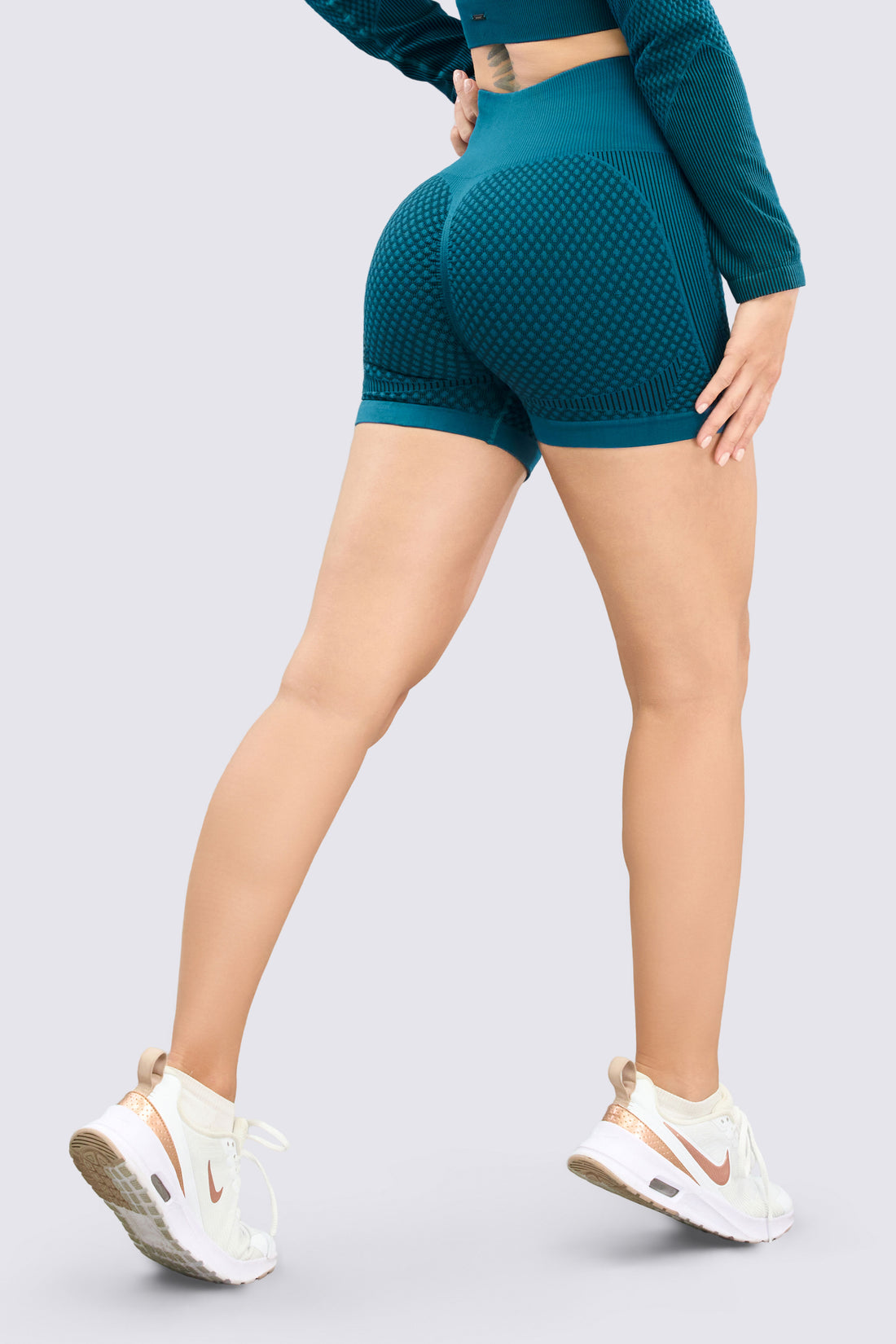 Short seamless texturizado en color verde turquesa, pretina alta, ajuste perfecto y levanta glúteos. 