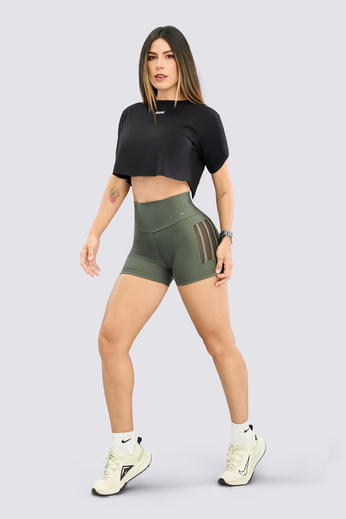 CAMISETA CROP NEGRA CON CORTES TRASEROS RVC