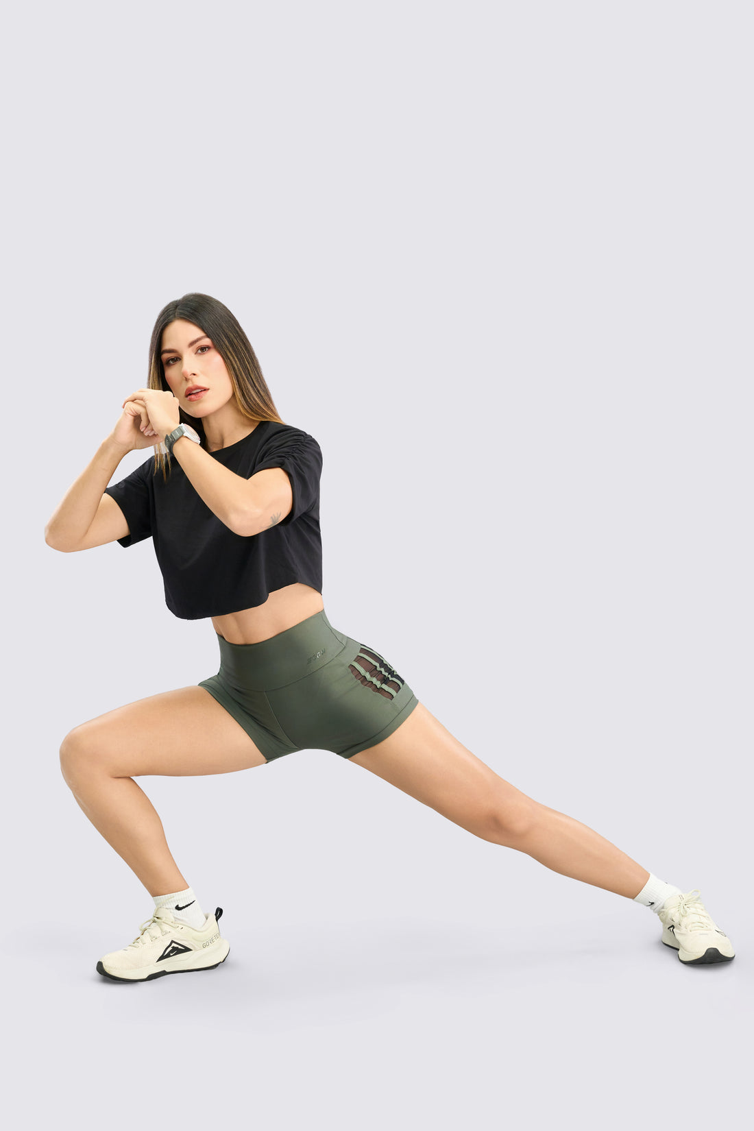 CAMISETA CROP NEGRA CON CORTES TRASEROS RVC