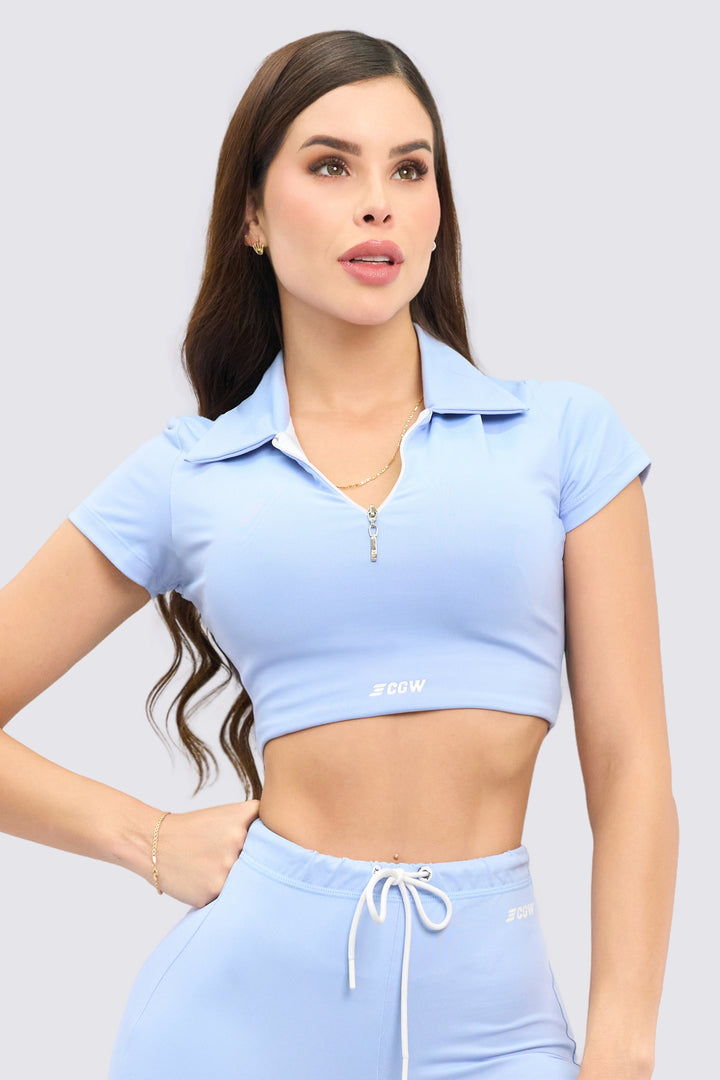 Crop Top azul cielo, suave, cómodo y perfecto para cualquier ocasión. Con cuello y cierre. 