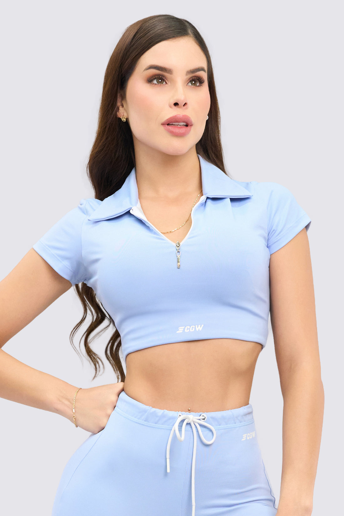 Crop Top azul cielo, suave, cómodo y perfecto para cualquier ocasión. Con cuello y cierre. 