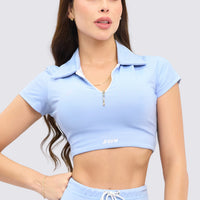 Crop Top azul cielo, suave, cómodo y perfecto para cualquier ocasión. Con cuello y cierre. 