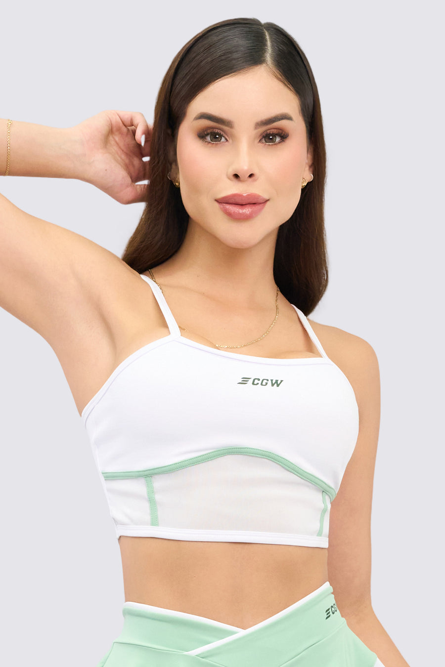 Top deportivo color blanco con venas en color verde menta y malla transpirable. 